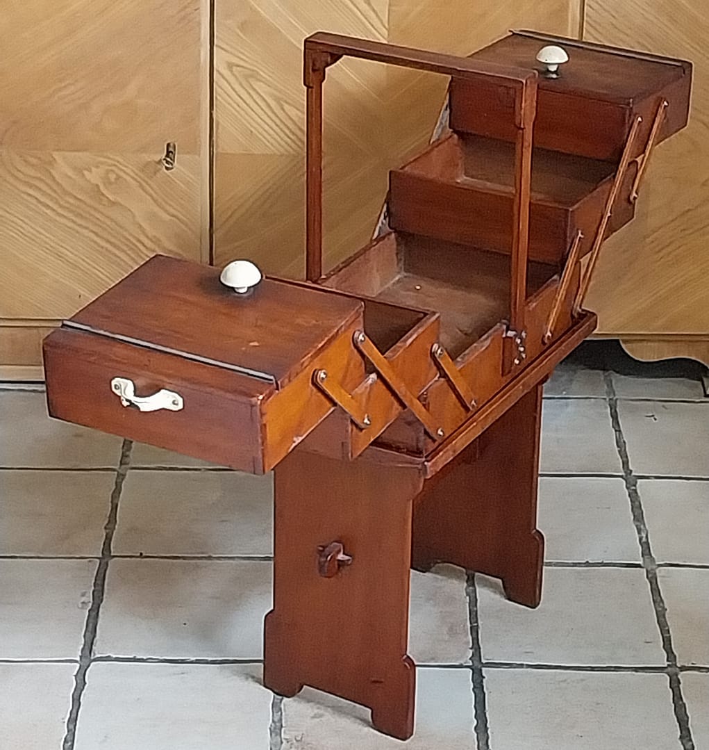 Antieke naaitafel + afneembare naaikist