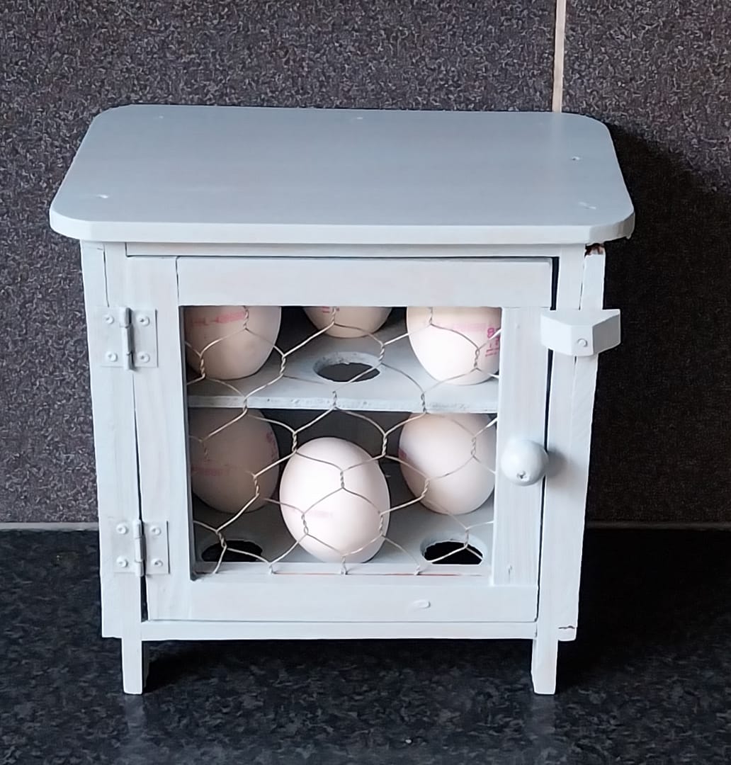 Brocant houten eierkastje voor 12 eieren, licht blauw