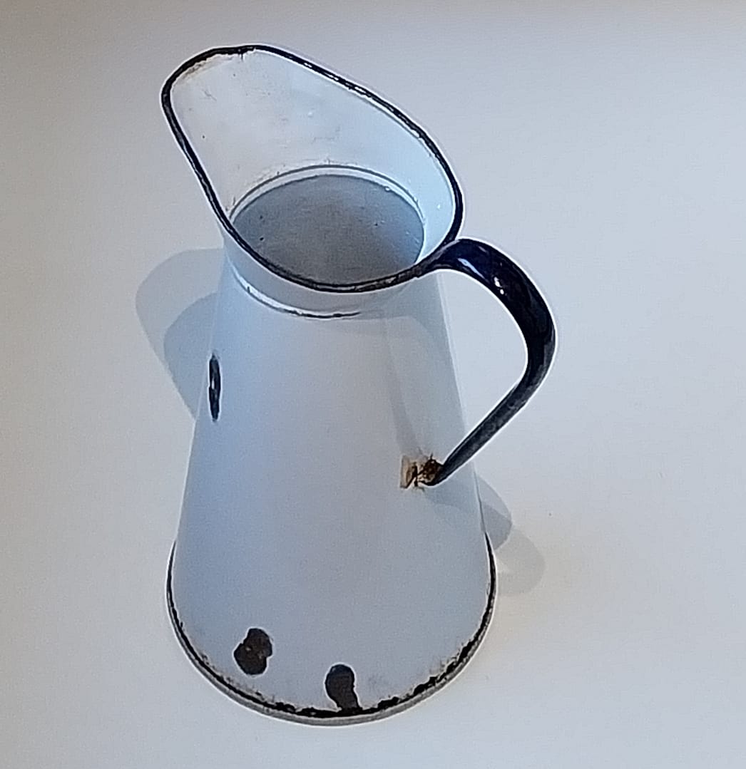 Doorleefde, brocante geëmailleerde waterkan (waterdicht)