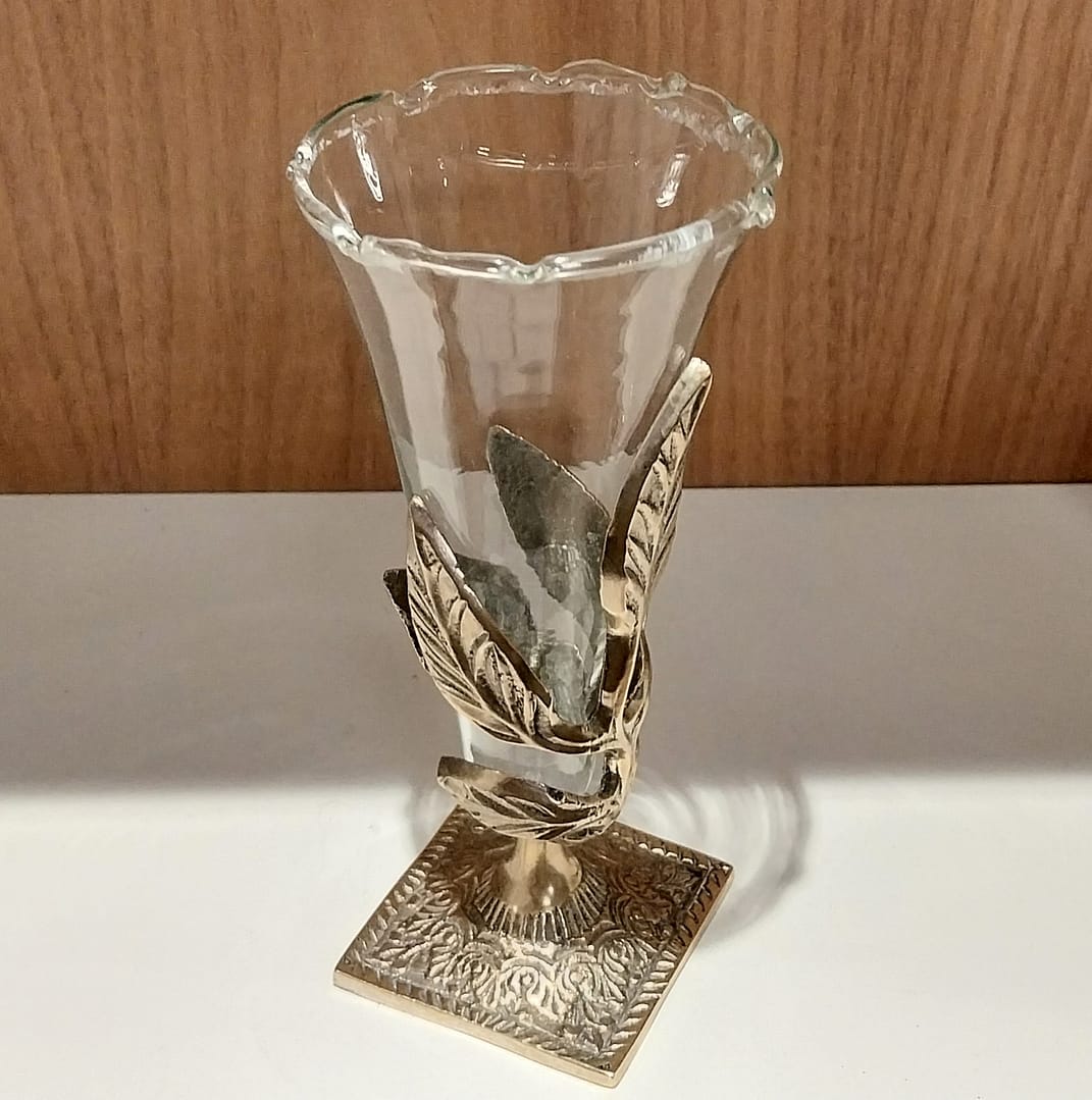 Epergne Foatglas vaasje, gedecoreerde messing standaard. - Afbeelding 2