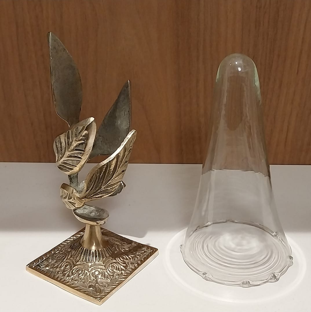 Epergne Foatglas vaasje, gedecoreerde messing standaard. - Afbeelding 4