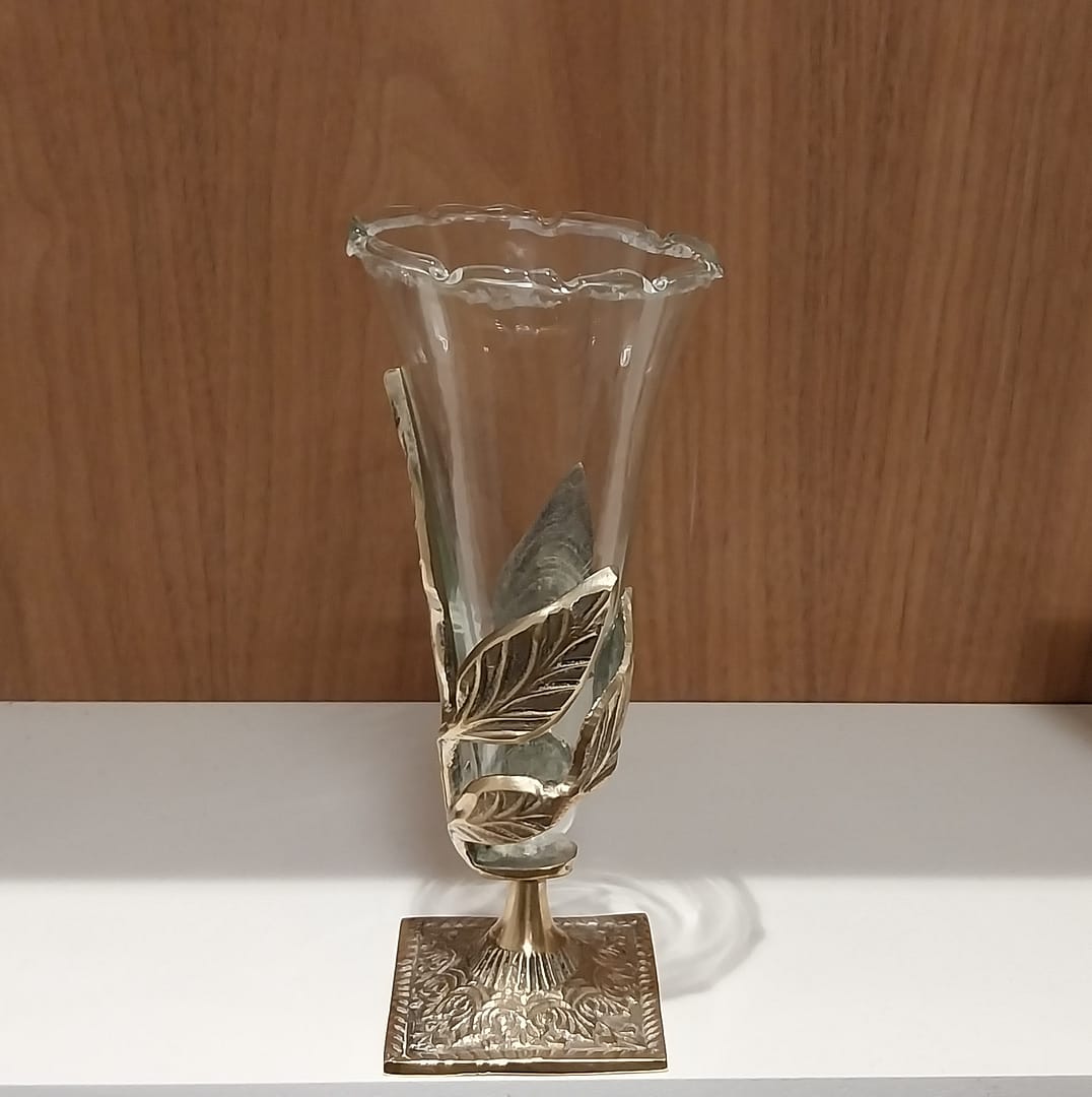 Epergne Foatglas vaasje, gedecoreerde messing standaard. - Afbeelding 9