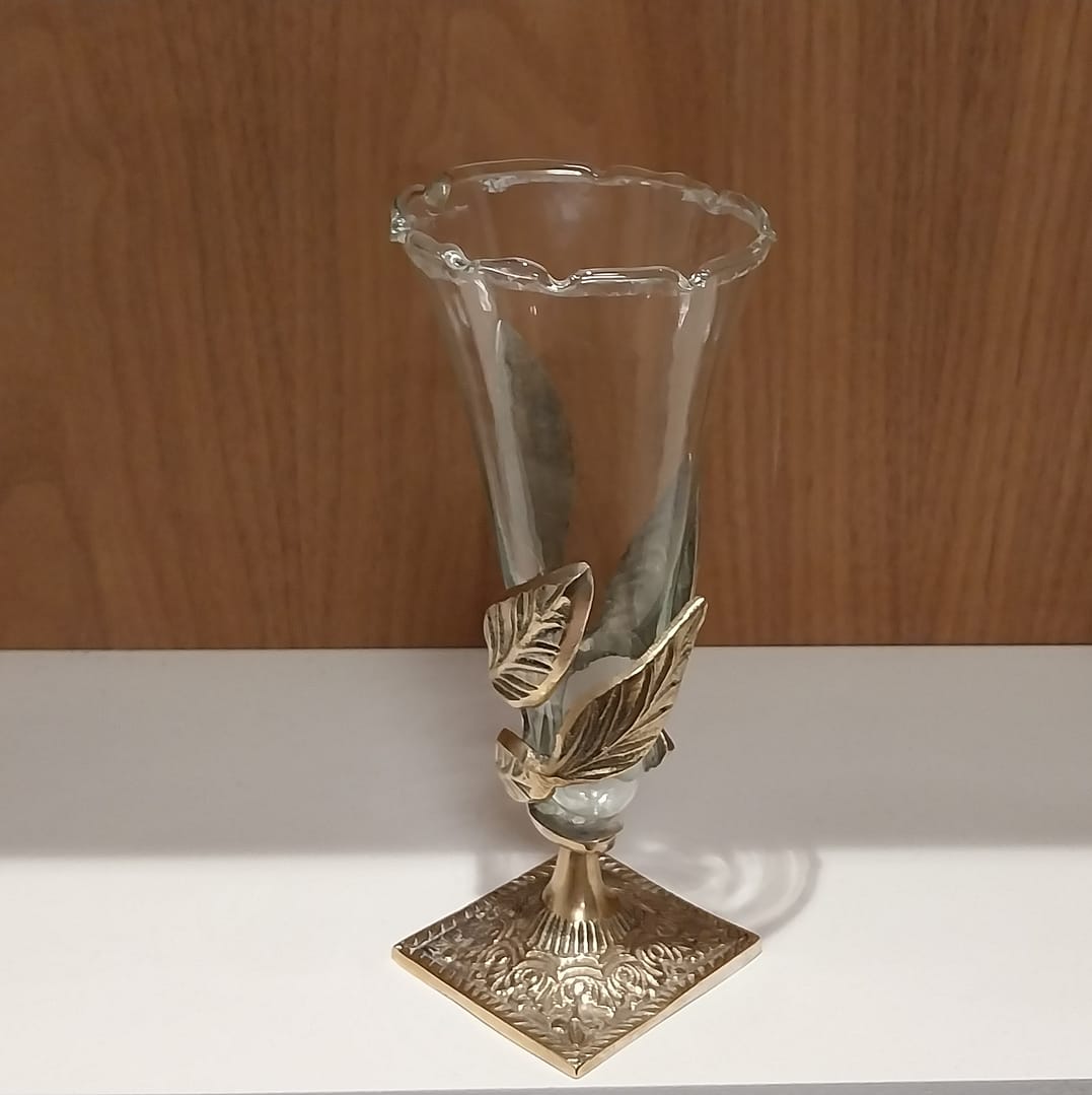 Epergne Foatglas vaasje, gedecoreerde messing standaard. - Afbeelding 5