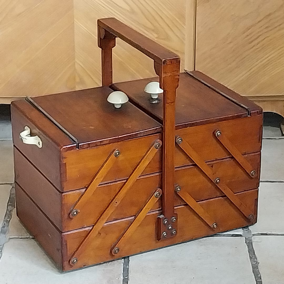 Antieke naaitafel + afneembare naaikist - Afbeelding 10