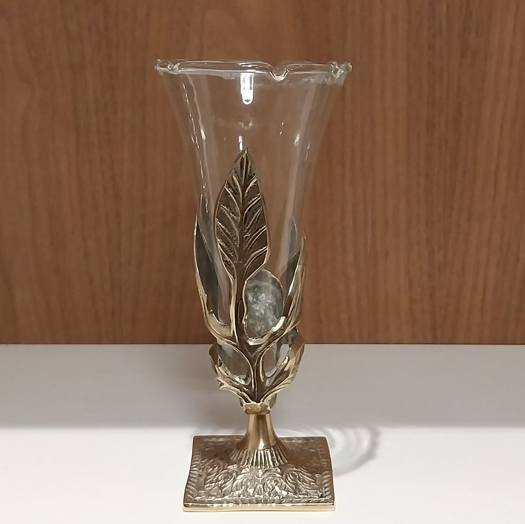Epergne Foatglas vaasje, gedecoreerde messing standaard.