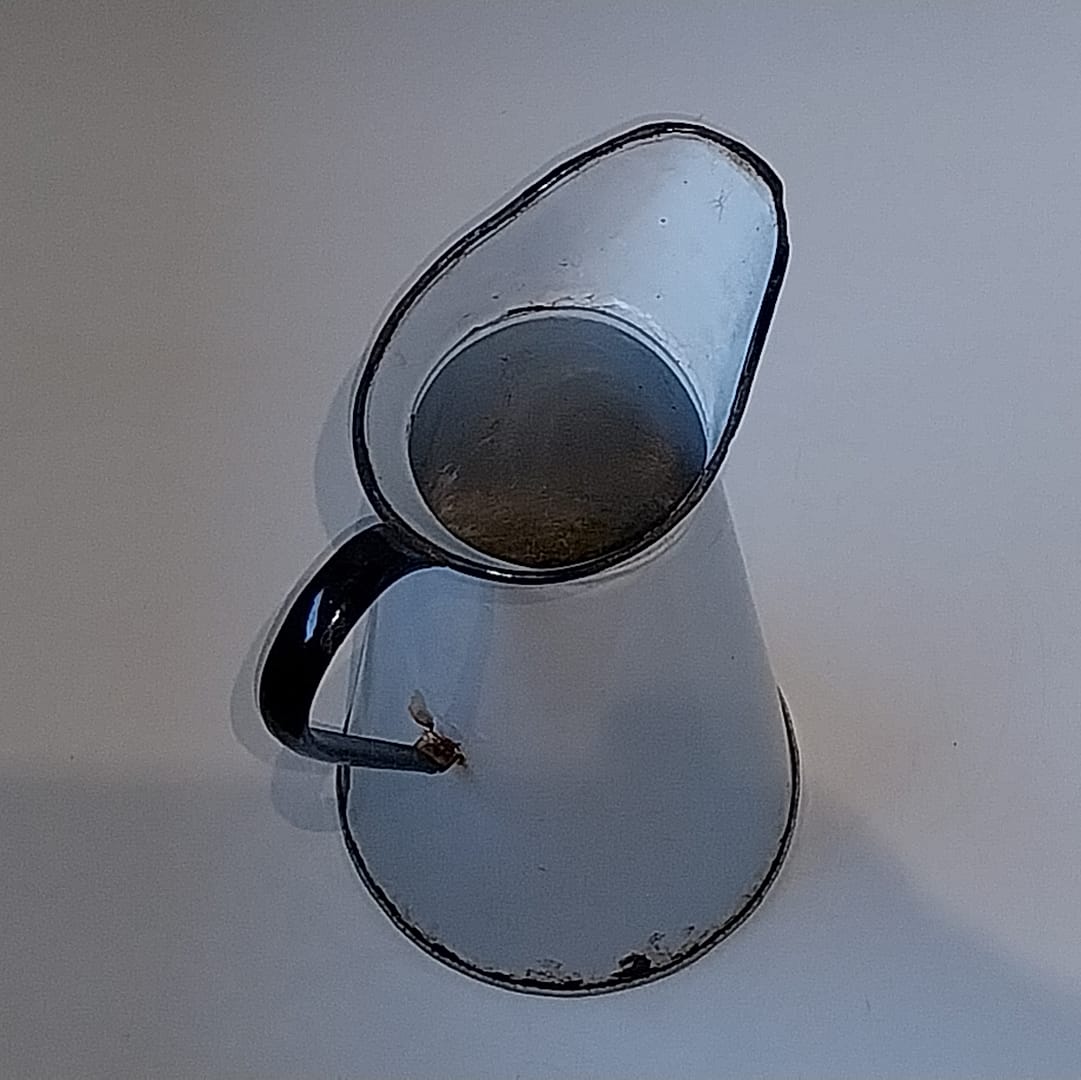 Doorleefde, brocante geëmailleerde waterkan (waterdicht) - Afbeelding 5