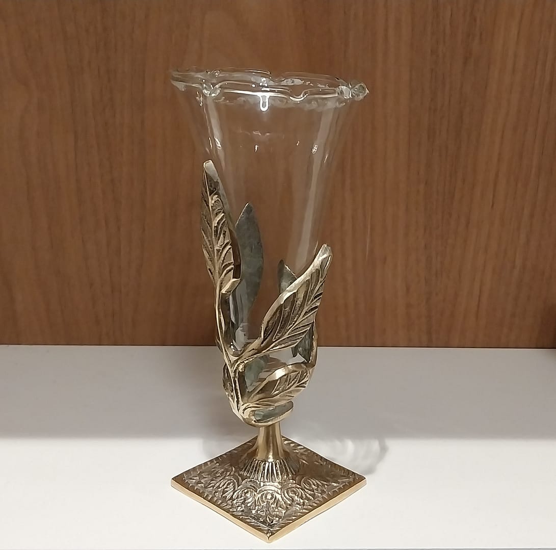 Epergne Foatglas vaasje, gedecoreerde messing standaard. - Afbeelding 3