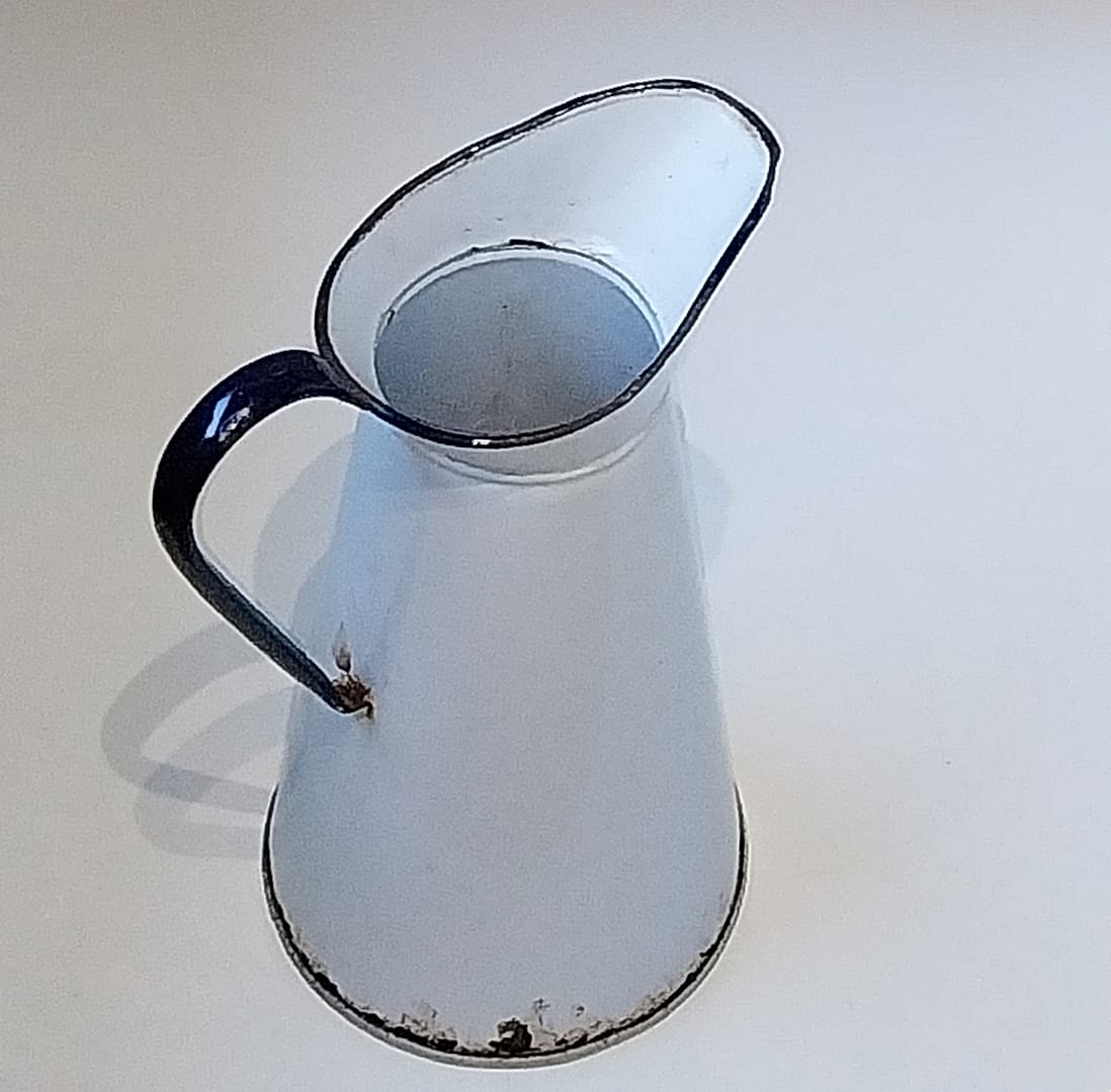 Doorleefde, brocante geëmailleerde waterkan (waterdicht) - Afbeelding 4