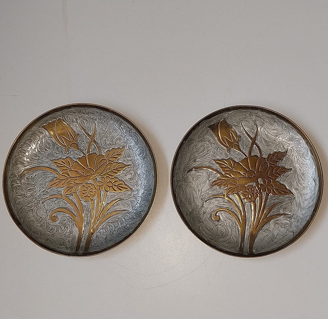 Set Messing wandborden met bloemen, zilver blauw geëmailleerd