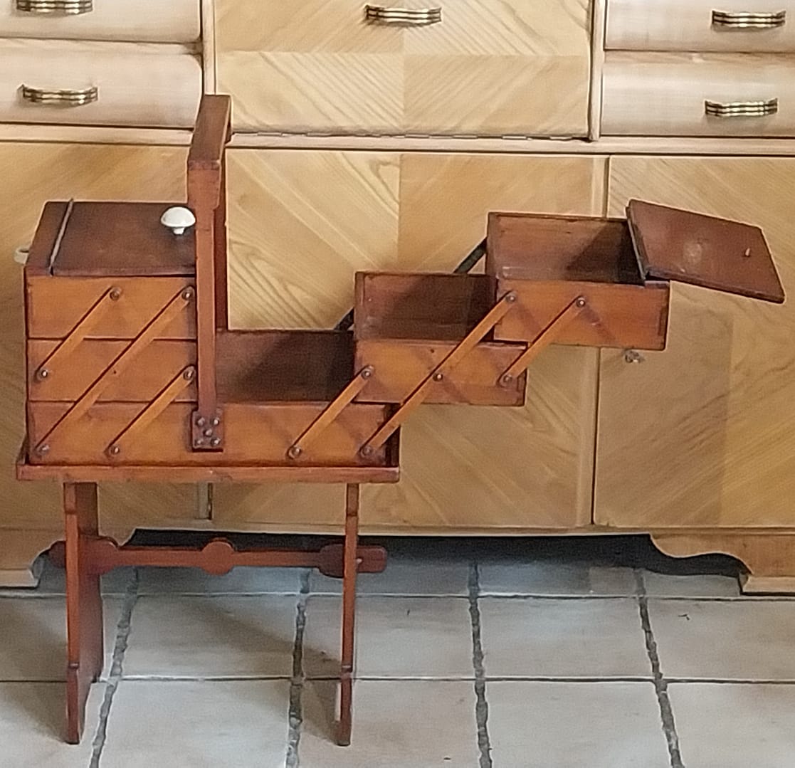 Antieke naaitafel + afneembare naaikist - Afbeelding 5