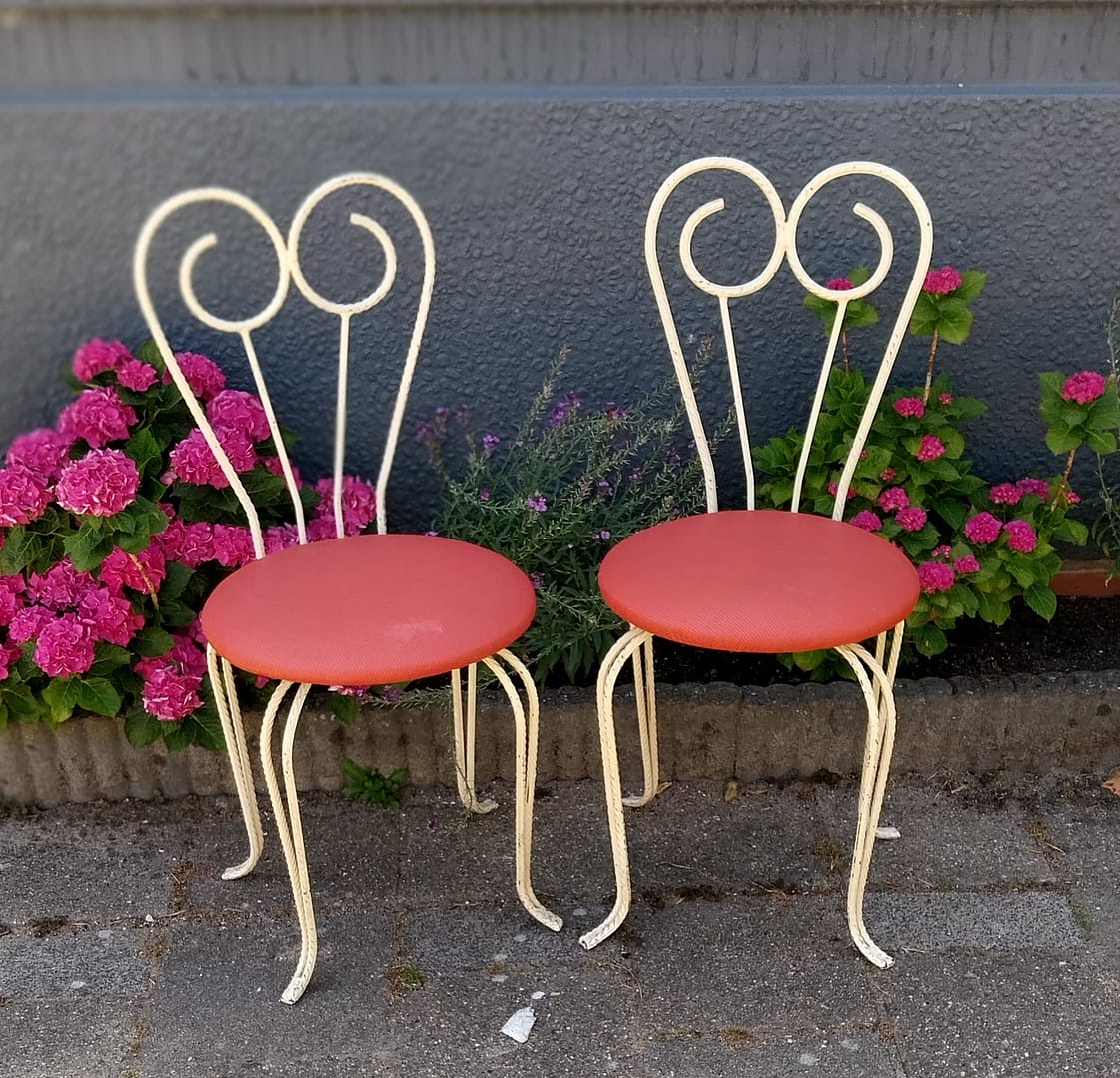 Brocante set á 2 st. smeedijzeren stoelen, nieuwe stoffering
