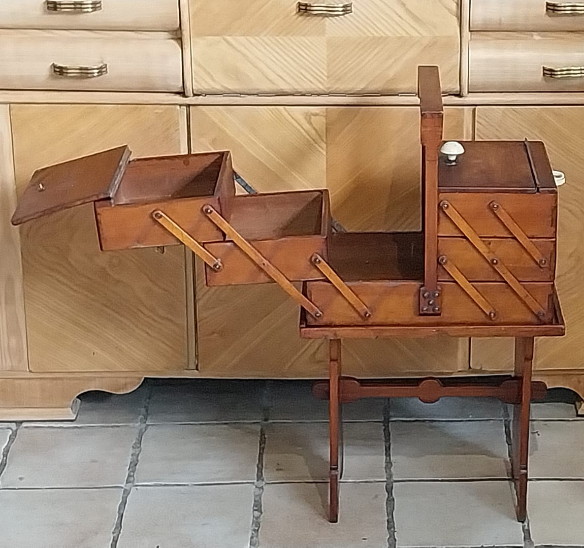 Antieke naaitafel + afneembare naaikist - Afbeelding 4