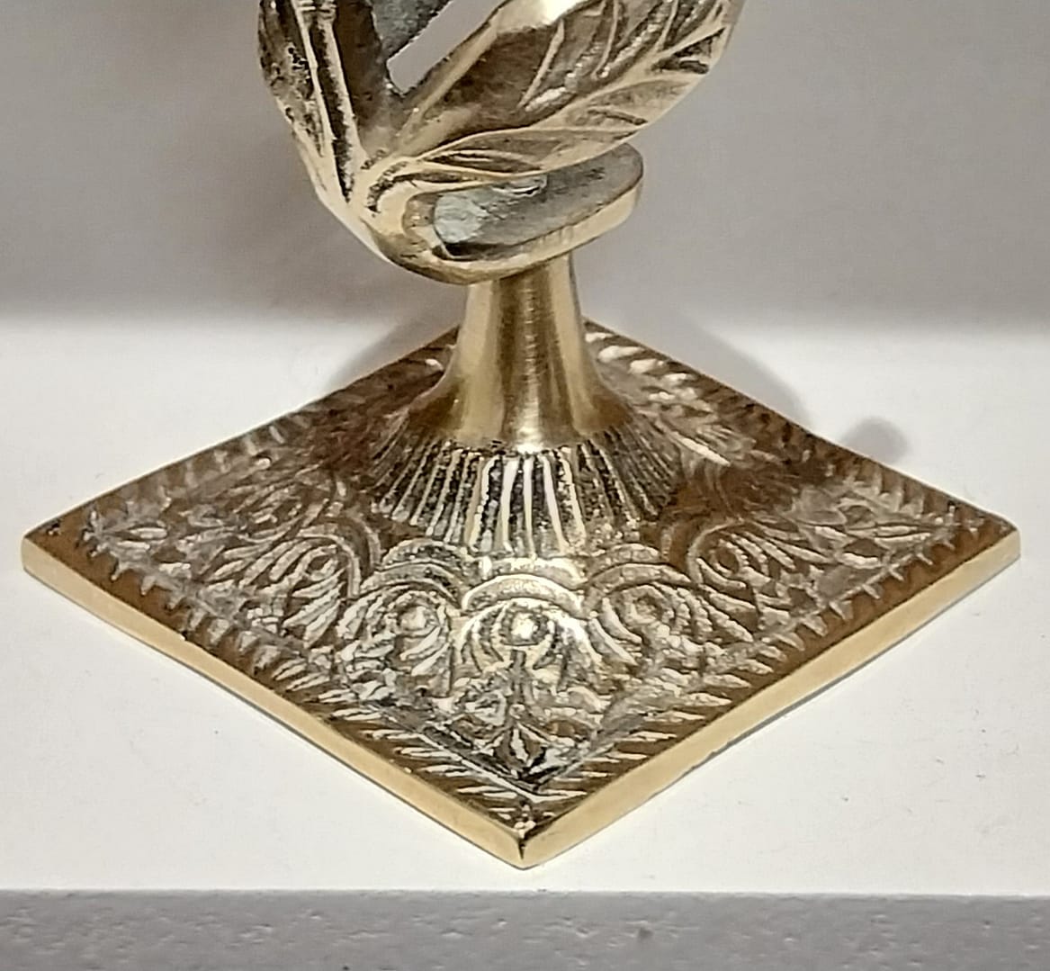 Epergne Foatglas vaasje, gedecoreerde messing standaard. - Afbeelding 8
