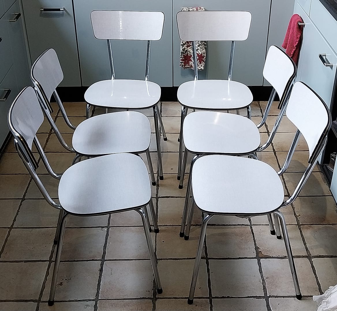 6 st. lichtgrijze Formica keukenstoelen