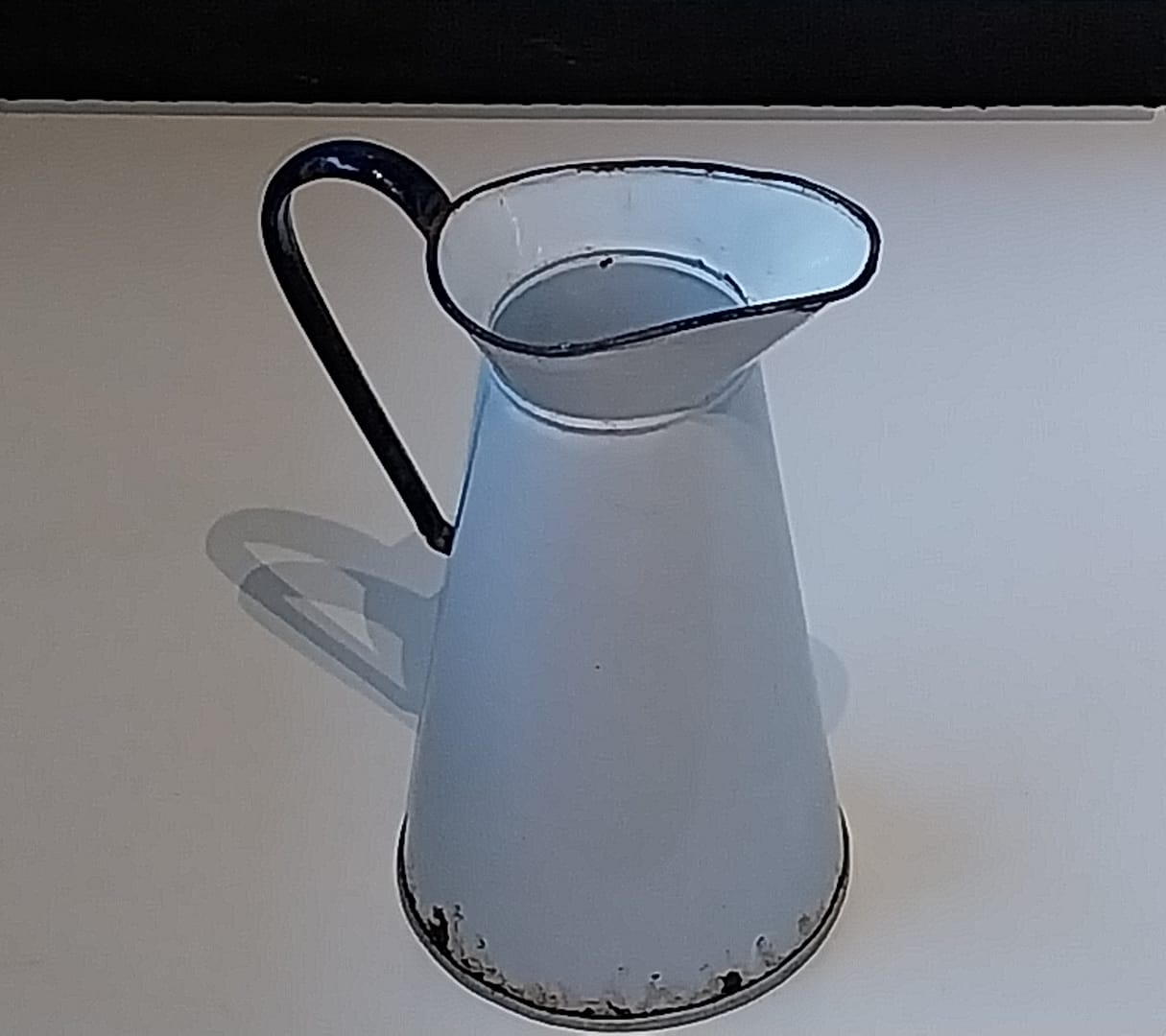 Doorleefde, brocante geëmailleerde waterkan (waterdicht) - Afbeelding 2