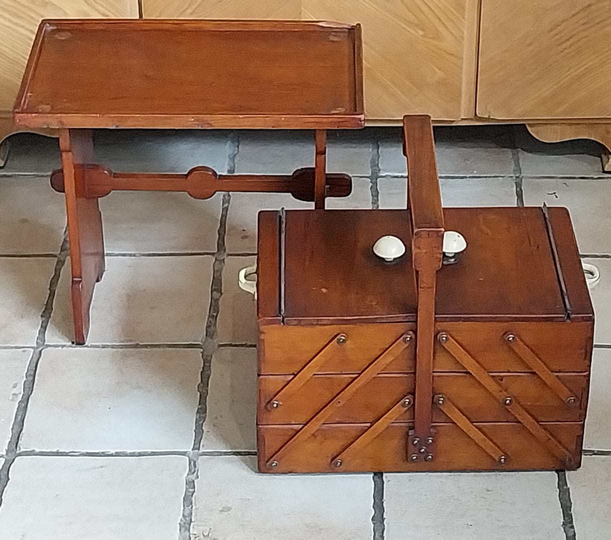 Antieke naaitafel + afneembare naaikist - Afbeelding 3