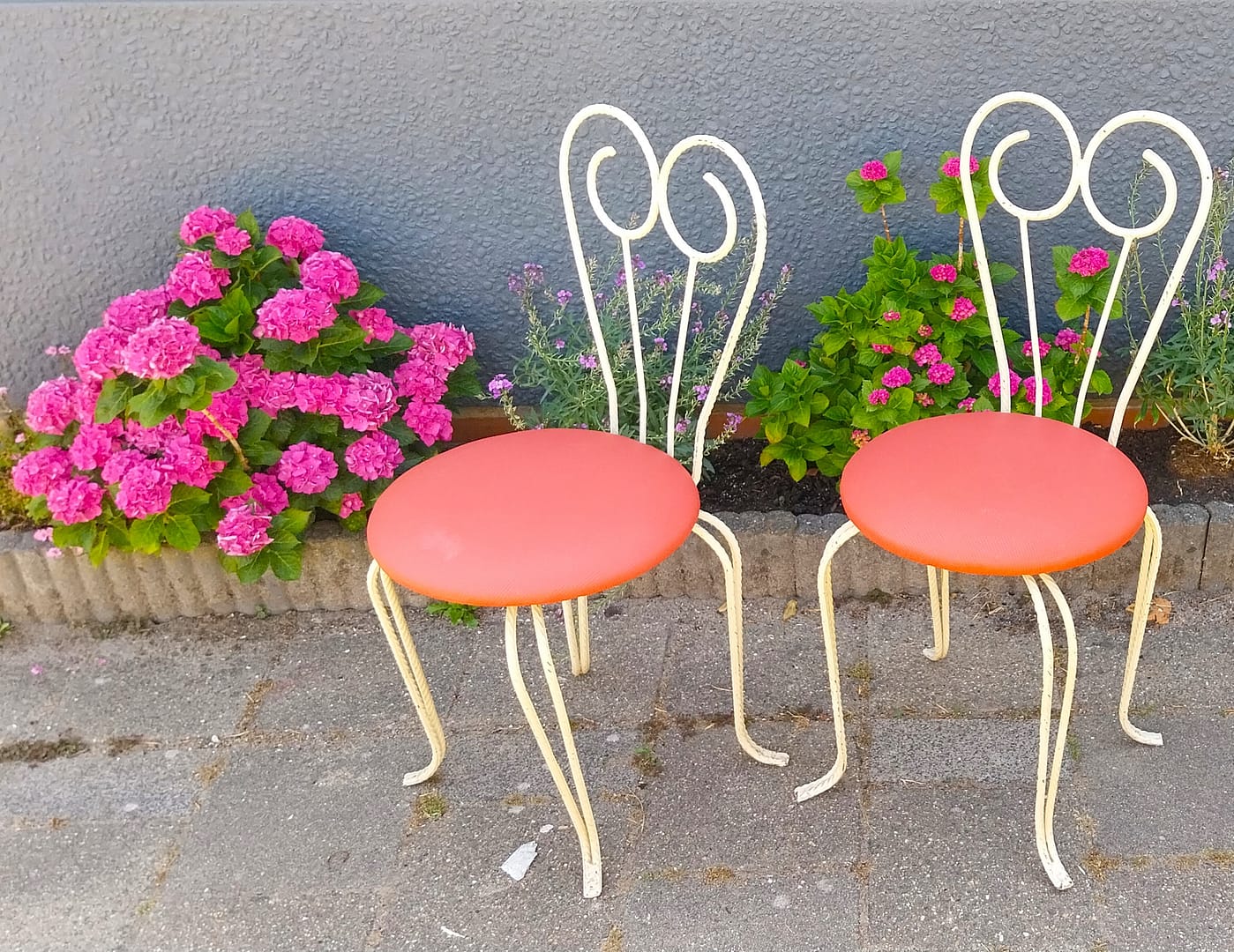 Brocante set á 2 st. smeedijzeren stoelen, nieuwe stoffering - Afbeelding 2