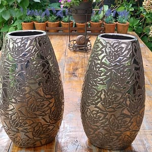 Set á 2 st. Vazen, zilverkleurig met reliëf bloemmoetief