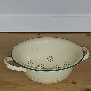 Vergiet, beige met groene rand, goudkleurige bies van emaille
