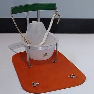 Retro Kinderplaspotje /WC met riempje op houten blad