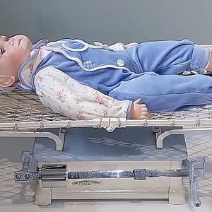 Geëmailleerde oude baby-weegschaal jaren 50-60