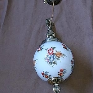 Messing Hanglamp, Opaalglazen Bol met Bloemdecoratie