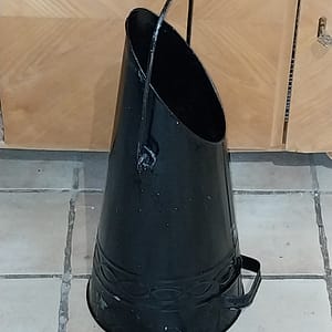 Oude zwarte geëmailleerde kolenkit