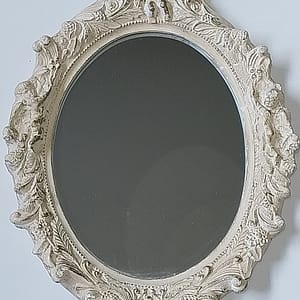 Ovale oude wandspiegel, gebeeldhouwd Grieks-Romeinse stijl