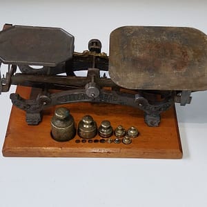 Antieke balansweegschaal 5 kg, met 8 messing gewichten