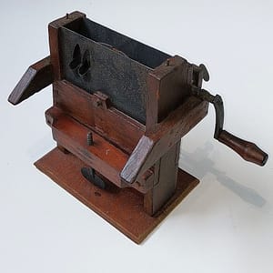 Antieke Groninger Snijbonenmolen, Bonensnijder