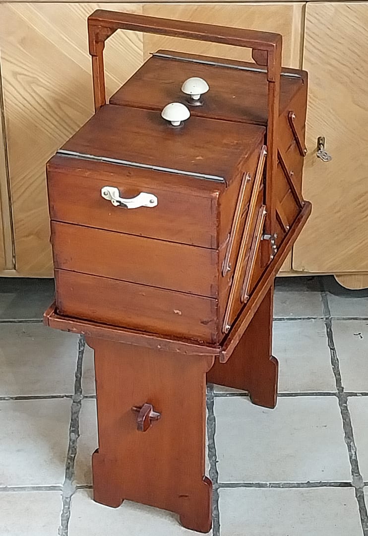 Antieke naaitafel + afneembare naaikist - Afbeelding 8