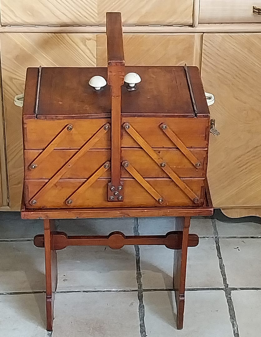 Antieke naaitafel + afneembare naaikist - Afbeelding 2