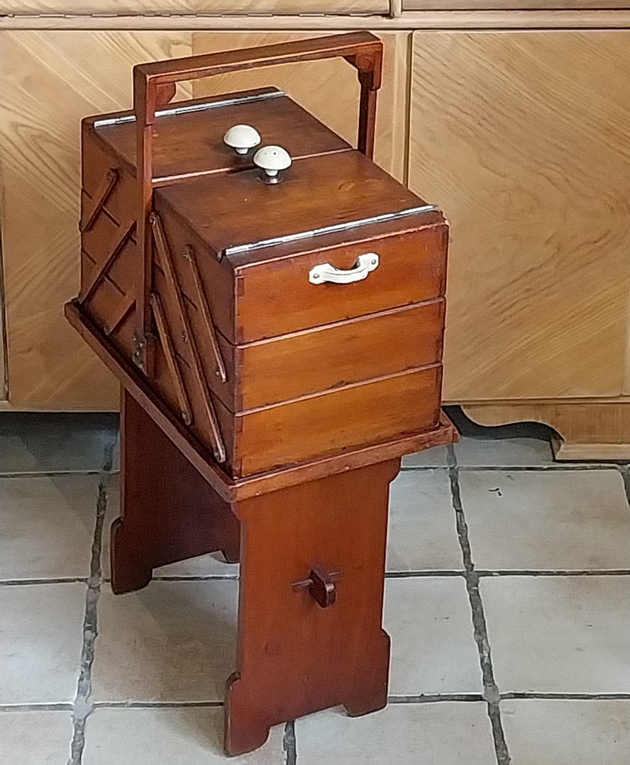 Antieke naaitafel + afneembare naaikist - Afbeelding 6